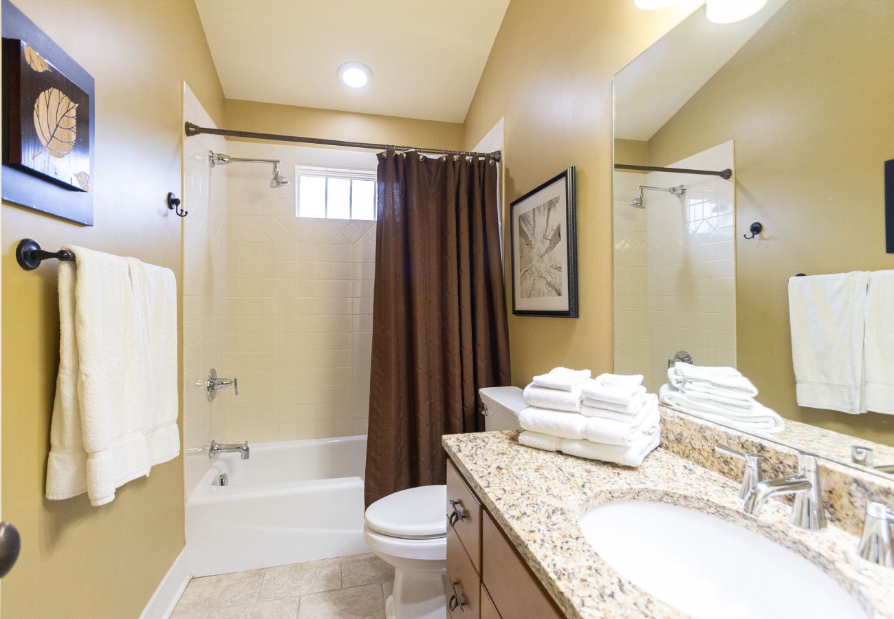 Hall bathroom-Daydreamer Cottage