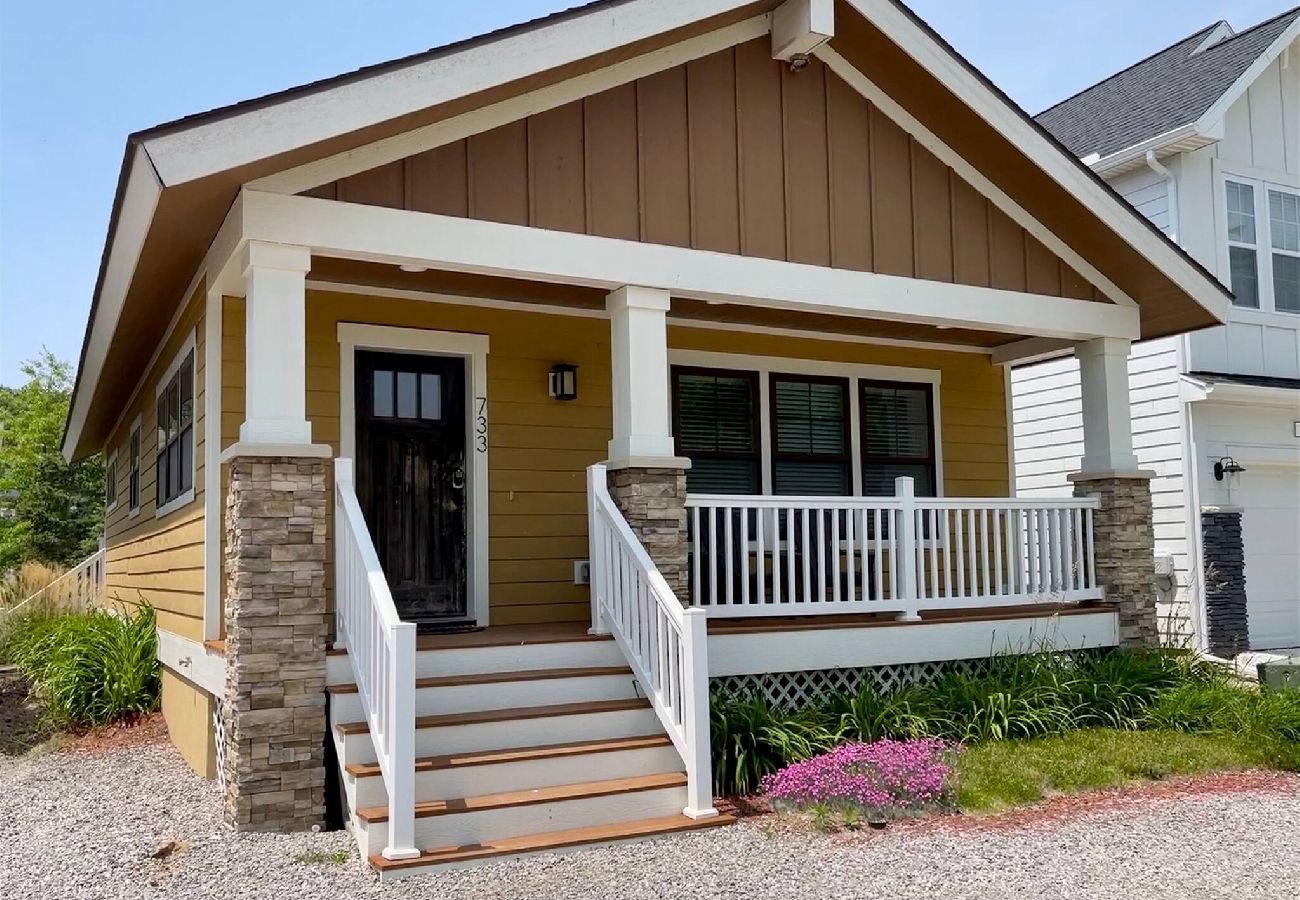 Exterior of Wildflower Cottage, South Haven, MI
