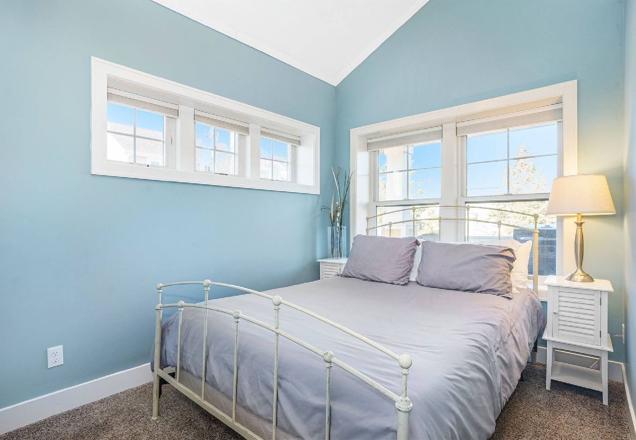 Queen bed, vaulted ceiling -Wildflower