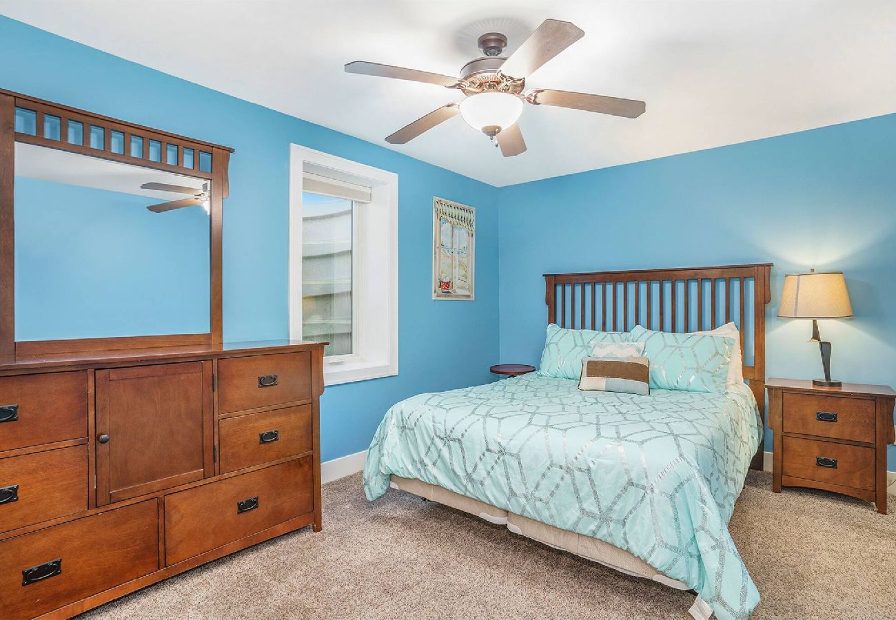 Queen bed with wood dresser and nightstands 