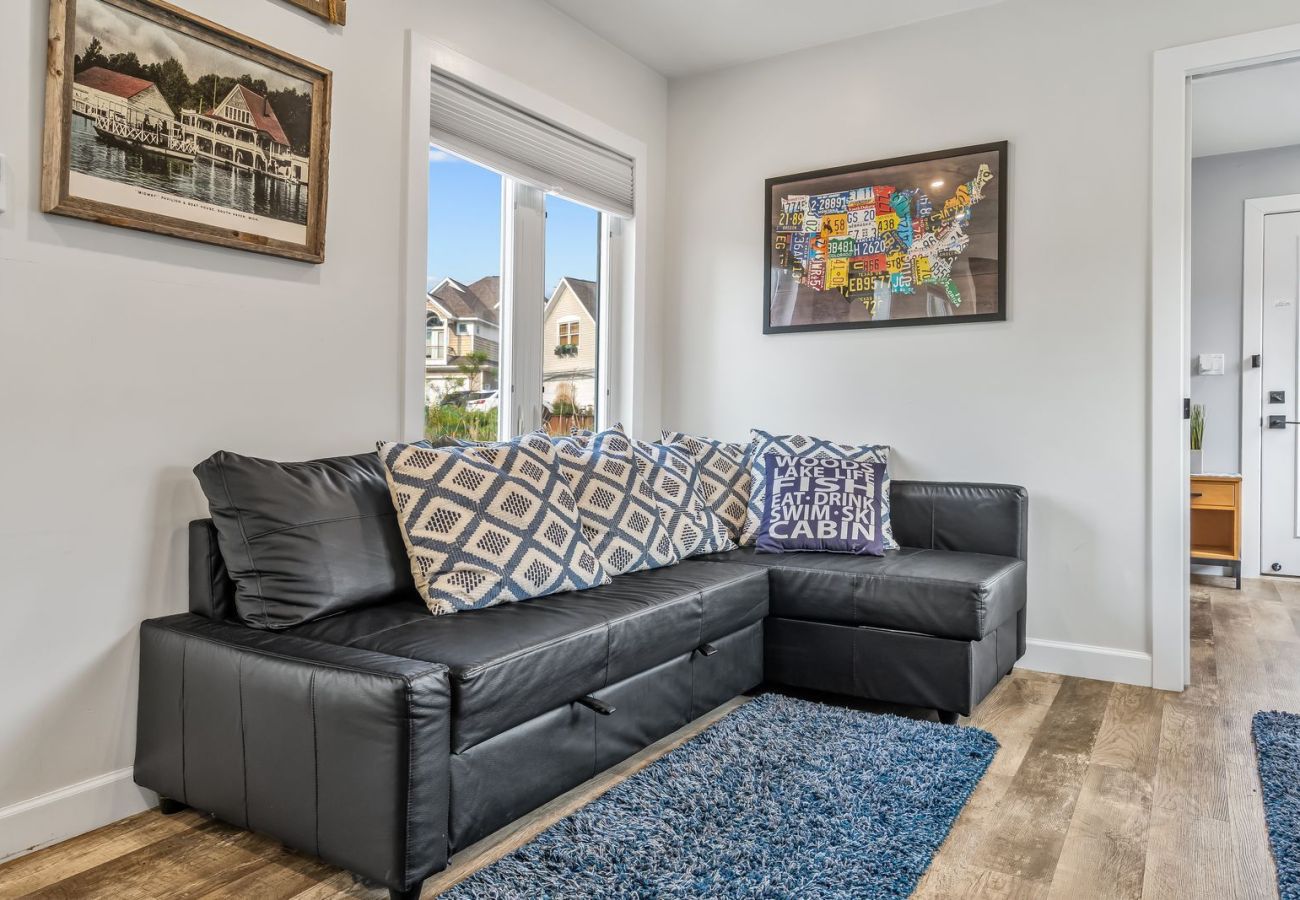 Living room with pull-out sectional sofa – Aqua Vista