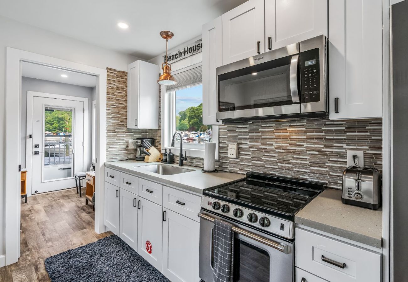 Modern kitchen with white cabinets and stainless steel appliances – Aqua Vista