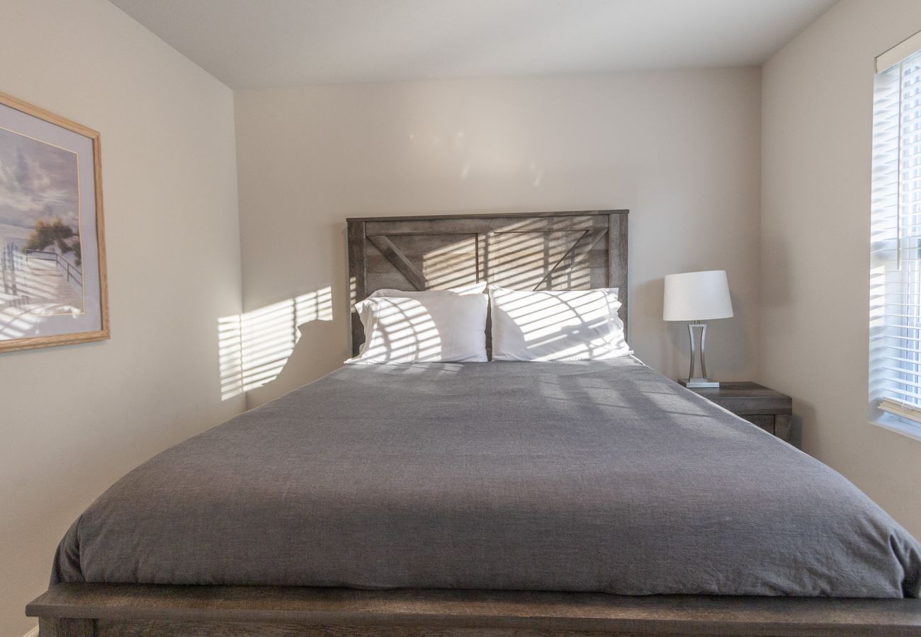 Harbor Pointe queen bedroom with nightstand and lamp.