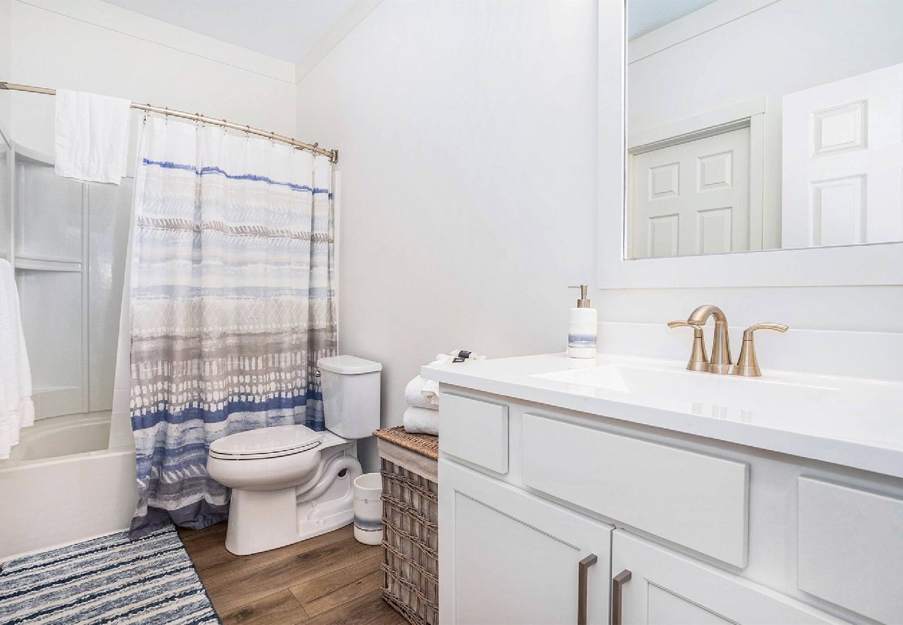 Main-level bathroom with a tub/shower combo