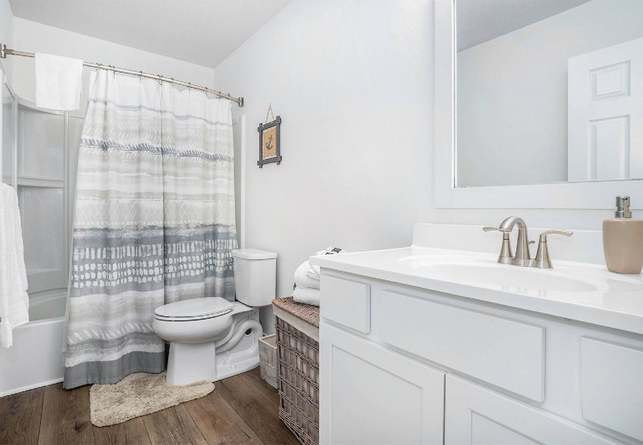 Upstairs bathroom, Show/Tub Combo