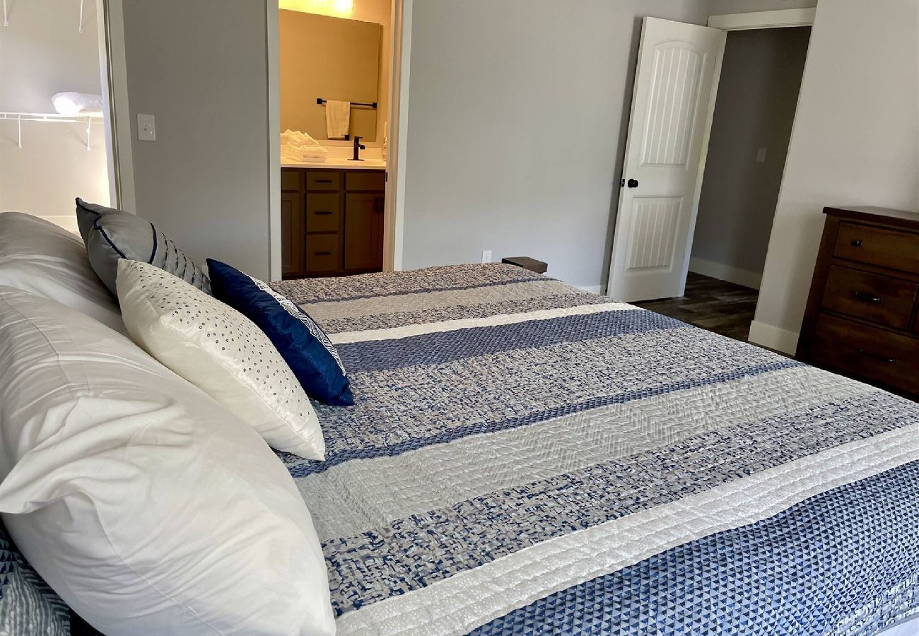 Primary bedroom with ensuite bathroom and walk-in closet