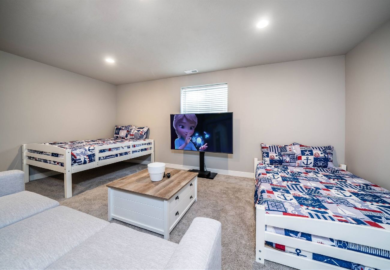 Kids' room featuring a white daybeds with patriotic bedding 