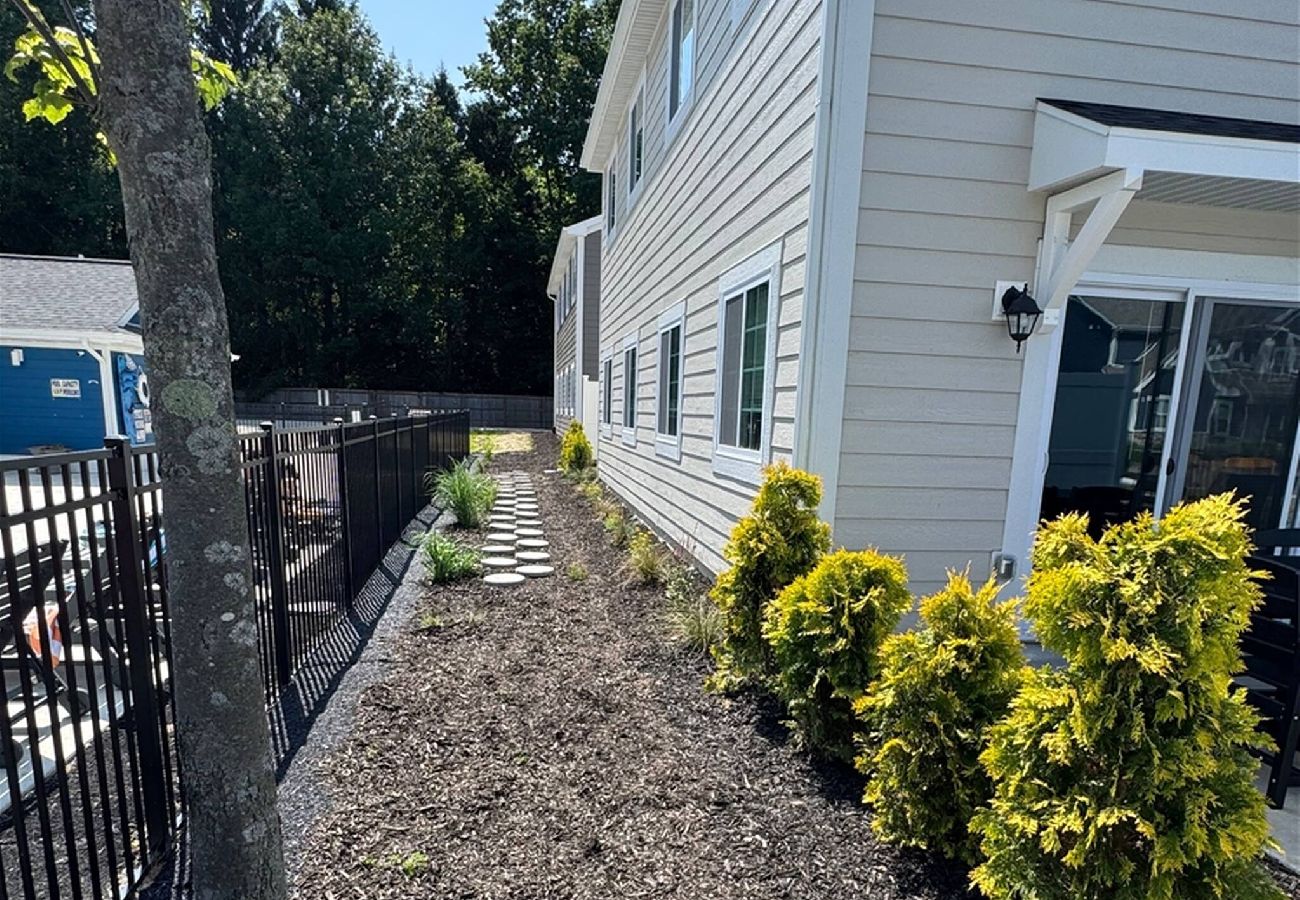 Pathway behind vacation rental leading to nearby pool area
