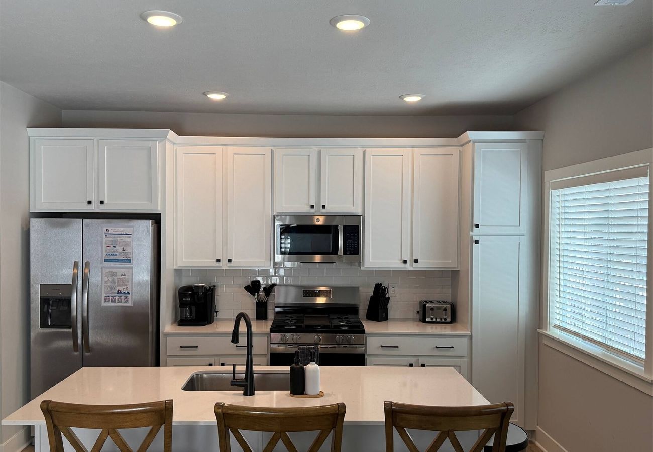 Bright Modern Kitchen with Breakfast Island, South haven MI